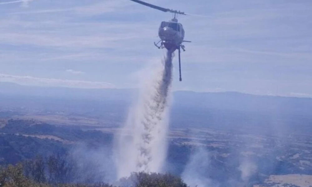 Σε ύφεση η φωτιά σε χαμηλή βλάστηση στη Σέριφο - Σηκώθηκε αεροσκάφος